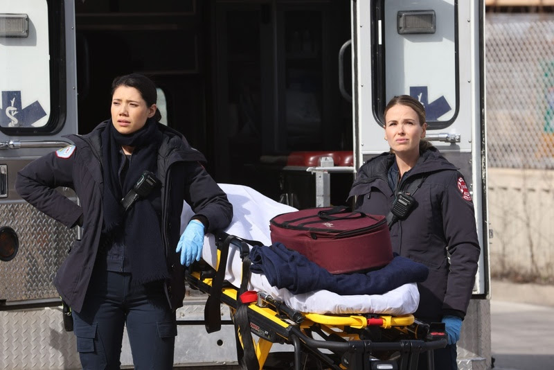 chicago fire Hanako Greensmith e Jocelyn Hudon como as paramédicas Violet e Lyla (Créditos Universal TVDivulgação)