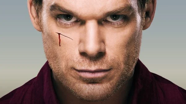 Michael C. Hall como Dexter na série